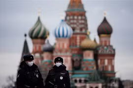 Cảnh sát Nga tuần tra trên Quảng trường Đỏ ở Moskva, ngày 30/3/2020. (Nguồn: AFP/TTXVN) 
