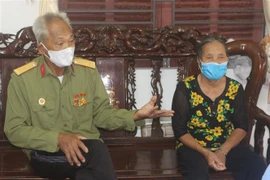 Vợ chồng ông Khang, bà Cườm ở xã Hạ Long, huyện Vân Đồn, phấn khởi khi được Đảng, Nhà nước chăm lo chu đáo đến người có công. (Ảnh: Thanh Vân/TTXVN) 