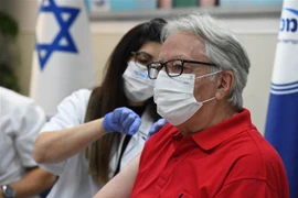 Người cao tuổi Israel được tiêm mũi thứ ba vaccine ngừa COVID-19 tại Ramat HaSharon, ngày 30/7/2021. (Ảnh: THX/TTXVN) 