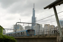 Đoàn tàu đầu tiên của tuyến Metro số 1 (Bến Thành-Suối Tiên) chạy thử nghiệm trên toàn tuyến. (Ảnh: Thanh Vũ/TTXVN)