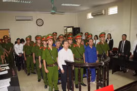 Bị cáo Dương Chí Dũng (áo trắng), bị cáo Mai Văn Phúc (hàng đầu, áo tím) và các đồng phạm nghe tuyên án trong phiên tòa xét xử vụ án xảy ra tại Tổng công ty Hàng hải Việt Nam ngày 12/4/2017. (Ảnh: Doãn Tấn/TTXVN) 