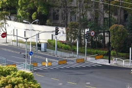 Chốt chặn được dựng trên một tuyến phố tại Thượng Hải (Trung Quốc) khi chính quyền thành phố áp đặt lệnh phong tỏa phòng chống dịch COVID-19, ngày 1/4/2022. (Ảnh: Kyodo/TTXVN) 