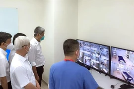 Lãnh đạo tỉnh Bình Dương thăm Bệnh viện dã chiến hồi sức cấp cứu. (Ảnh: TTXVN phát) 