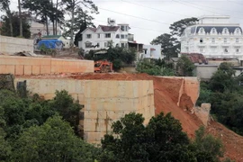Lực lượng chức năng tỉnh Lâm Đồng rà soát các hoạt động xây dựng không đảm bảo an toàn trên địa bàn toàn tỉnh sau khi xảy ra vụ sạt lở nghiêm trọng làm 7 người thương vong tại phường 10, thành phố Đà Lạt mới đây. (Ảnh: Chu Quốc Hùng/TTXVN)