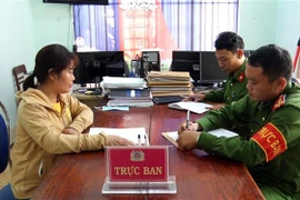 Chị Phạm Thị Nga (trú thôn 5, xã Hà Mòn, huyện Đăk Hà, tỉnh Kon Tum) trình báo cơ quan chức năng về việc bị đối tượng lạ lừa đảo, chiếm đoạt tài sản với số tiền 32 triệu đồng. (Ảnh: Khoa Chương/TTXVN)