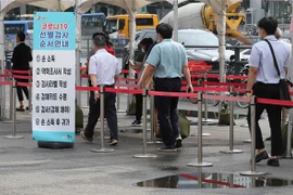 Người dân chờ xét nghiệm COVID-19 tại Seoul, Hàn Quốc, ngày 12/8/2021. (Ảnh: YONHAP/TTXVN) 