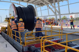 Thi công hạng mục cấp điện cho toàn tuyến metro số 1. (Ảnh: Tiến Lực/TTXVN)