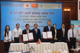 Ông Watanabe Nobuhiro, Tổng Lãnh sự quán Nhật Bản tại Thành phố Hồ Chí Minh và ông Lưu Quốc Lớn, Giám đốc Trung tâm Y tế huyện Tân Thạnh ký hợp đồng viện trợ trang bị 2 xe cứu thương cho Trung tâm y tế huyện Tân Thạnh để nâng cao hệ thống cấp cứu khẩn cấp