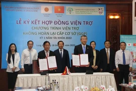 Ông Watanabe Nobuhiro, Tổng Lãnh sự quán Nhật Bản tại Thành phố Hồ Chí Minh và ông Lưu Quốc Lớn, Giám đốc Trung tâm Y tế huyện Tân Thạnh ký hợp đồng viện trợ trang bị 2 xe cứu thương cho Trung tâm y tế huyện Tân Thạnh để nâng cao hệ thống cấp cứu khẩn cấp