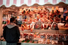 Khách hàng chọn mua thực phẩm tại cửa hàng ở trong siêu thị ở Walthamstow, phía Đông London, Anh. (Ảnh: AFP/TTXVN)