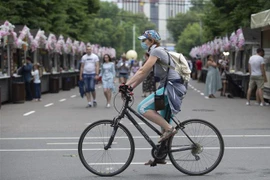 Người dân đeo khẩu trang phòng lây nhiễm COVID-19 tại Moskva, Nga, ngày 4/7/2020. (Nguồn: THX/TTXVN) 
