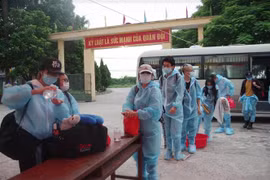 Các công dân trở về địa phương sau khi hoàn thành cách ly tập trung. (Ảnh: Đinh Tuấn/TTXVN) 