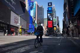 Người dân đeo khẩu trang để phòng tránh lây nhiễm COVID-19 tại New York, Mỹ, ngày 26/3/2020. (Nguồn: THX/TTXVN) 