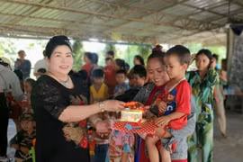 Đại diện Ban tổ chức phát quà Trung thu cho con em người gốc Việt ở thành phố Sihanoukville, tỉnh Preah Sihanouk, Vương quốc Campuchia. (Ảnh: Hoàng Minh/TTXVN)