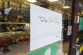 Một cửa hàng bán đồ ăn nhanh ở Ontario, Toronto, Canada phải giới hạn hình thức phục vụ khách vì dịch COVID-19 bùng phát, ngày 17/3/2020. (Nguồn: THX/TTXVN) 