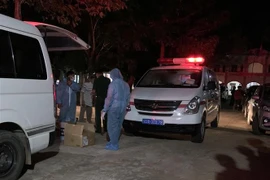 Lực lượng chức năng kiểm tra các xe ôtô chở người nhập cảnh trái phép. (Nguồn: TTXVN phát) 