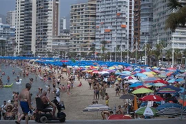 Khách du lịch tại bãi biển ở Benidorm, Tây Ban Nha. (Ảnh: AFP/TTXVN) 