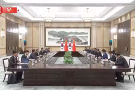 Quang cảnh buổi hội kiến giữa Chủ tịch Trung Quốc Tập Cận Bình và Thủ tướng Hàn Quốc Han Duck-soo. (Nguồn: Koreatimes)