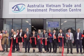 Các đại biểu cắt băng khánh thành Trung tâm Xúc tiến Đầu tư và Thương mại Việt Nam-Australia. (Ảnh: Diệu Linh/TTXVN) 