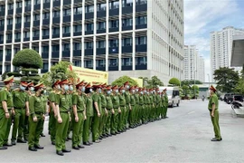 Cán bộ, chiến sỹ Cục Quản lý hành chính và trật tự xã hội (Bộ Công an) nhận nhiệm vụ trước khi lên đường làm nhiệm vụ. (Ảnh: TTXVN phát) 