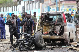 Lực lượng an ninh gác tại hiện trường vụ đánh bom liều chết ở Mogadishu, Somalia, ngày 25/9/2021. (Ảnh: AFP/TTXVN) 