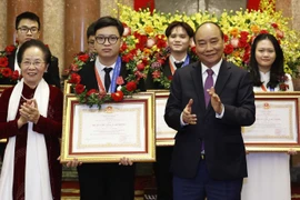 Chủ tịch nước gặp mặt học sinh đoạt giải Olympic và khoa học kỹ thuật