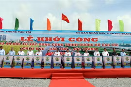 Các đại biểu nhấn nút khởi công dự án Cao tốc Châu Đốc-Cần Thơ-Sóc Trăng (giai đoạn 1), dự án thành phần 4 đoạn qua Sóc Trăng. (Ảnh: Trung Hiếu/TTXVN)