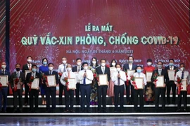 Đại diện các tập đoàn, tổng công ty, doanh nghiệp trao ủng hộ Qũy vaccine phòng COVID-19. (Ảnh: Dương Giang/TTXVN) 