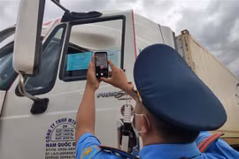 Thanh tra Giao thông tỉnh Kon Tum kiểm tra mã QR Code trên thẻ nhận diện hoạt động luồng xanh của các phương tiện vận tải tại các chốt ra, vào tỉnh. (Ảnh: Dư Toán/TTXVN) 