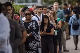 Người dân xếp hàng chờ phỏng vấn xin việc tại thành phố Arlington, bang Virginia, Mỹ. (Ảnh: AFP/TTXVN)