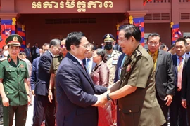 Thủ tướng Campuchia Samdech Techo Hun Sen tiễn Thủ tướng Phạm Minh Chính và các thành viên đoàn Việt Nam. (Ảnh: Dương Gian/TTXVN) 