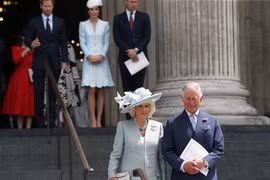 Thái tử Charles (phải) và phu nhân Camilla (trái). (Nguồn:THX/TTXVN) 