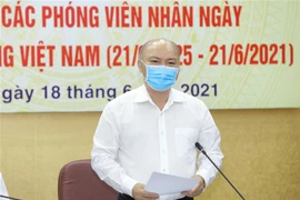 Chánh Văn phòng, Người phát ngôn Bộ Nội vụ báo cáo tại buổi họp báo. (Ảnh: Nguyễn Điệp/TTXVN) 