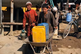 Trẻ em làm việc tại một xưởng cơ khí ở Ghazni, Afghanistan. (Ảnh: AFP/TTXVN) 