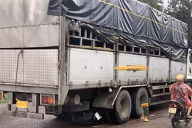 Hiện trường vụ tai nạn giao thông nghiêm trọng khiến 3 người tử vong. (Ảnh: TTXVN phát)