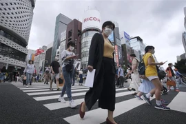 Người dân di chuyển trên đường phố tại Tokyo, Nhật Bản, ngày 25/7/2020. (Nguồn: AFP/TTXVN) 
