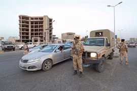 Binh sỹ Libya gác tại một điểm kiểm soát ở Đông Nam thủ đô Tripoli ngày 4/9/2021. (Ảnh: AFP/TTXVN) 