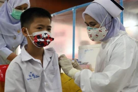 Nhân viên y tế tiêm vaccine phòng COVID-19 cho trẻ em tại Bangkok, Thái Lan. (Ảnh: AFP/TTXVN) 
