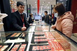 Mua bán vàng tại Công ty vàng bạc Phú Quý. (Ảnh: Trần Việt/TTXVN)