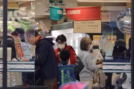 Người dân mua hàng trong siêu thị tại thủ đô Tokyo, Nhật Bản ngày 8/4/2020 trong bối cảnh dịch COVID-19 lan rộng. (Nguồn: THX/TTXVN) 