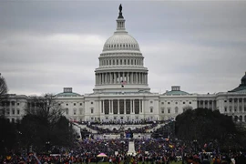Người biểu tình tập trung tại khu vực tòa nhà Quốc hội Mỹ ở Washington, DC ngày 6/1/2021. (Ảnh: AFP/TTXVN) 