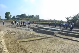 Dấu tích bờ kè gia cố hai bên thành Hào (kè trong và kè ngoài) bằng đá kích thước nhỏ, vừa và lớp đất sét lẫn nhiều sạn sỏi đầu ruồi (laterite) đầm gia cố bề mặt bờ kè. (Ảnh: Hoa Mai/TTXVN) 