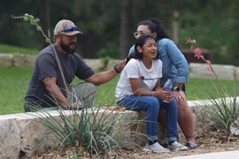 Nỗi kinh hoàng của các em học sinh sau vụ xả súng đẫm máu tại trường tiểu học Robb ở thị trấn Uvalde, bang Texas (Mỹ), ngày 24/5/2022. (Ảnh: AFP/TTXVN) 