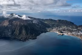 Vi khuẩn có thể "ăn CO2" được phát hiện trong các vết nứt núi lửa gần đảo Vulcano của Italy. (Nguồn: Getty Images)