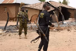 Nhân viên an ninh gác tại một ngôi làng ở Nigeria. (Ảnh: AFP/TTXVN) 