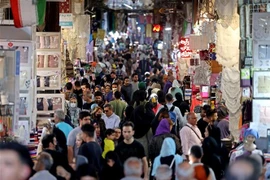 Người dân mua sắm tại khu chợ cổ Grand Bazaar ở Thủ đô Tehran, Iran ngày 28/9/2022. (Ảnh: AFP/TTXVN)