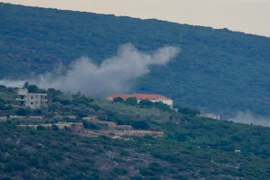 Khói bốc lên sau cuộc pháo kích của Israel tại Tayr Harfa, Liban ngày 12/11/2023. (Ảnh: THX/TTXVN)
