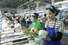 Bao gói sản phẩm tại Công ty cổ phần Giầy Vĩnh Yên, tỉnh Vĩnh Phúc. (Ảnh: Hoàng Hùng/TTXVN) 