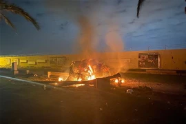 Xe ôtô trong đoàn xe chở hai chỉ huy quân sự cấp cao của Iran và Iraq bốc cháy sau vụ không kích do Mỹ tiến hành tại sân bay quốc tế thủ đô Baghdad, Iraq, ngày 3/1/2020. (Nguồn: AFP/ TTXVN) 