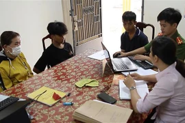 Các đối tượng tại cơ quan công an. (Ảnh: TTXVN phát) 